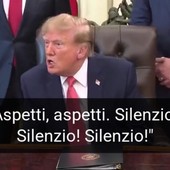 Trump ringhia alla giornalista: "Silenzio! Sei una persona disturbata" Trump ringhia alla giornalista: "Silenzio! Sei una persona disturbata"