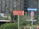Roma, a pochi passi dalla Nuvola dell'Eur il degrado spinge i cittadini a camminare in strada