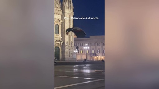 Si lancia dal Duomo di Milano con un paracadute, fermato 32enne