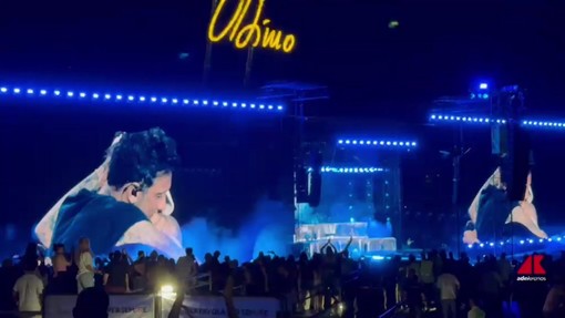 L'abbraccio tra due generazioni, Moro e Ultimo emozionano Tor Vergata L'abbraccio tra due generazioni, Moro e Ultimo emozionano Tor Vergata