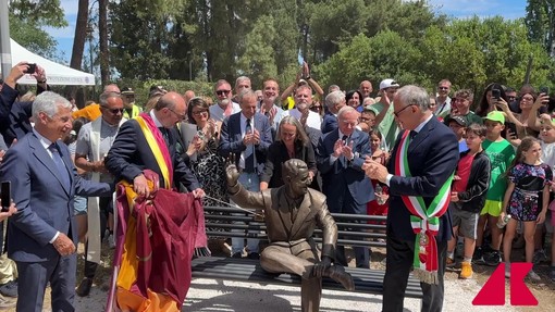 Una statua per Alberto Sordi, a Roma l'inaugurazione del monumento
