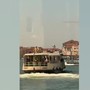 Denunciato giovane a Venezia, sul tetto di un vaporetto per bravata social Denunciato giovane a Venezia, sul tetto di un vaporetto per bravata social