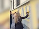 Milano, Salvini e Sardone cancellano scritte contro forze dell'ordine sul muro di una scuola Milano, Salvini e Sardone cancellano scritte contro forze dell'ordine sul muro di una scuola