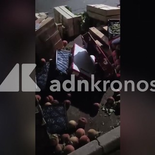 Si rifiuta di pagare mille euro, negozio devastato a Fidene Si rifiuta di pagare mille euro, negozio devastato a Fidene