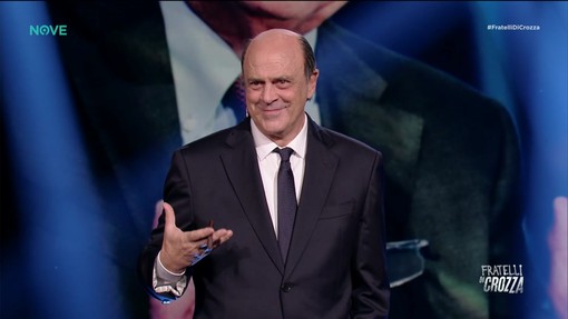 Crozza diventa Bersani, l'appello a Schlein-Conte e la stoccata a Renzi