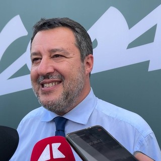 Salvini promette ai fan della Vespa: "Potrete continuare a circolare"