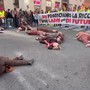 Cortei a Roma, donne 'morte' a terra per raccontare il massacro di Gaza