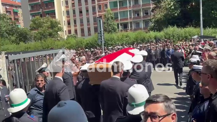 Funerali agente morto durante inseguimento, applausi sulle note di 'Hallelujah' per Francesco Imprezzabile