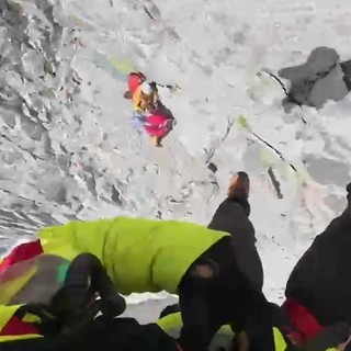 Alpinisti travolti dai sassi, il soccorso in elicottero a Courmayeur