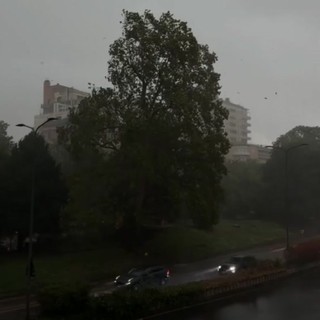 Nubifragio a Milano, raffiche di vento e strade allagate - Il video