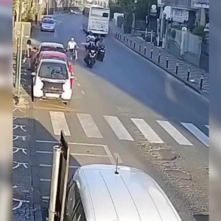 Pompei, dagli scooter in corsa spingono a terra un anziano in bicicletta Pompei, dagli scooter in corsa spingono a terra un anziano in bicicletta