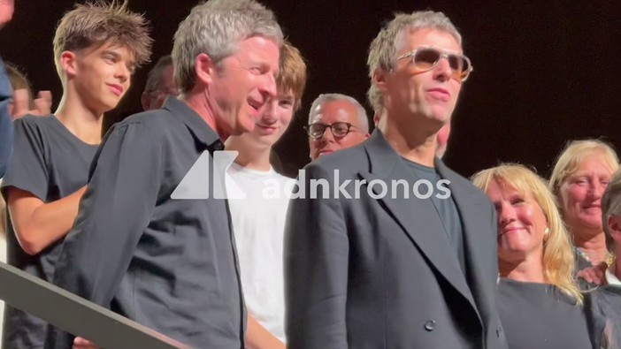 Venezia 83, trionfo per il doc sugli Oasis. E Liam Gallagher scherza con una fan con t-shirt dei Blur Venezia 83, trionfo per il doc sugli Oasis. E Liam Gallagher scherza con una fan con t-shirt dei Blur