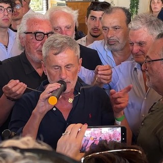 Alemanno esce dal carcere e si rimette la croce celtica al collo Alemanno esce dal carcere e si rimette la croce celtica al collo