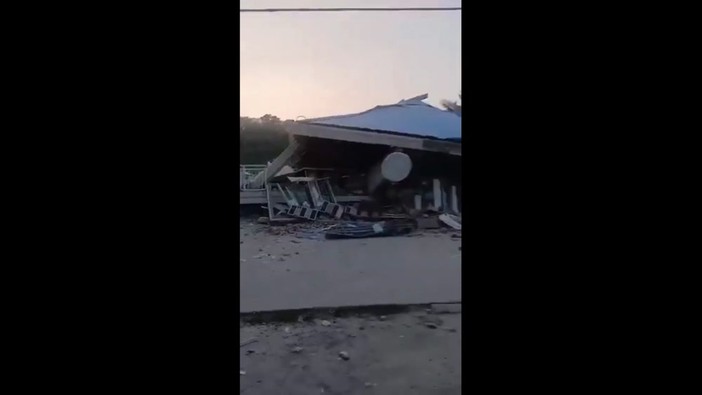 Terremoto in Indonesia, il palazzo si sbriciola in pochi secondi Terremoto in Indonesia, il palazzo si sbriciola in pochi secondi