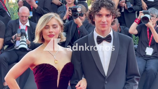 Venezia 83, l'eleganza dei conduttori Greta Scarano e Nicolas Maupas sul primo red carpet Venezia 83, l'eleganza dei conduttori Greta Scarano e Nicolas Maupas sul primo red carpet