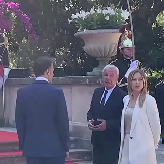 Al via il vertice Francia-Italia, Meloni a Macron: "Da quanto tempo"