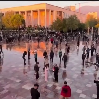 Gli studenti albanesi contro Edi Rama, violenti scontri a Tirana Gli studenti albanesi contro Edi Rama, violenti scontri a Tirana