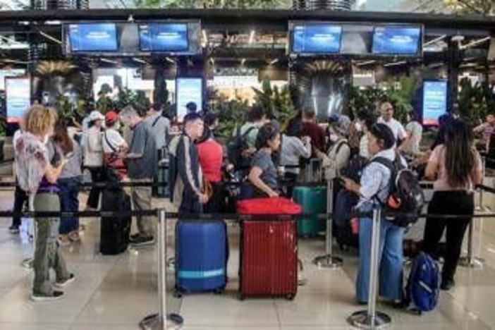 Indonesia, italiano bloccato per stop voli: "Chiusi in albergo con 2 bambine, non sappiamo cosa fare" Indonesia, italiano bloccato per stop voli: "Chiusi in albergo con 2 bambine, non sappiamo cosa fare"