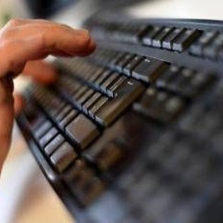 "Vai nella camera a gas", insulti choc sui social a una prof dell'università di Pisa: denunciato 40enne