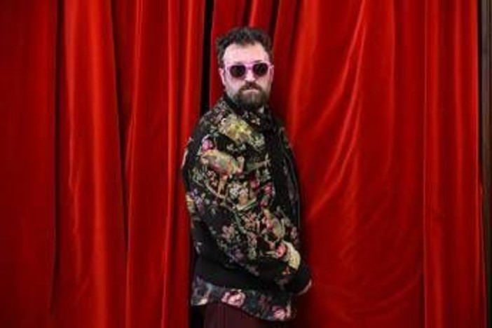 Sanremo 2026, Dargen D'Amico chi è: gli esordi nel freestyle e gli occhiali da sole come alter ego Sanremo 2026, Dargen D'Amico chi è: gli esordi nel freestyle e gli occhiali da sole come alter ego