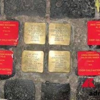 Roma, adesivi rossi con i nomi dei morti di Gaza accanto alle pietre d'inciampo