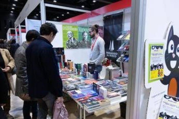 Più libri più liberi, tanti in fila davanti allo stand di 'Passaggio al Bosco'. E anche Giannini dà forfait