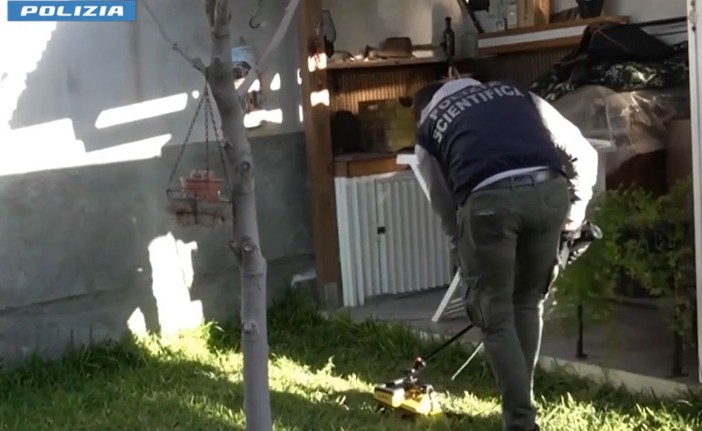 Duplice omicidio di due bambini, giovane madre arrestata nel reggino Duplice omicidio di due bambini, giovane madre arrestata nel reggino