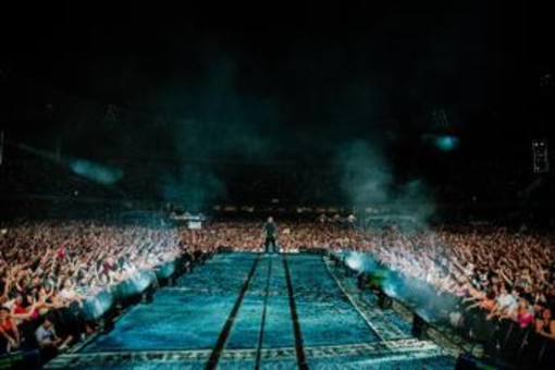 Max Pezzali conquista Milano, a San Siro brillano gli ‘anni d’oro’ Max Pezzali conquista Milano, a San Siro brillano gli ‘anni d’oro’