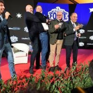 Crosetto prova a prendere in braccio Renzi, siparietto ad Atreju Crosetto prova a prendere in braccio Renzi, siparietto ad Atreju