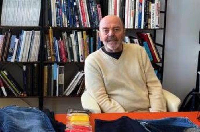 Addio ad Adriano Goldschmied, il 'padrino del denim' che rivoluzionò i jeans aveva 82 anni Addio ad Adriano Goldschmied, il 'padrino del denim' che rivoluzionò i jeans aveva 82 anni