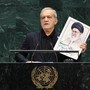 Iran, Pezeshkian: "Per Trump siamo terroristi? Noi vittime di terrorismo". La delegazione Usa lascia l'aula