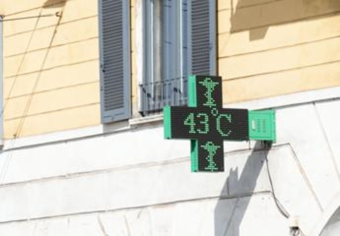 Caldo record, oggi 16 città da bollino rosso e domani scendono a 14 per effetto temporali Caldo record, oggi 16 città da bollino rosso e domani scendono a 14 per effetto temporali