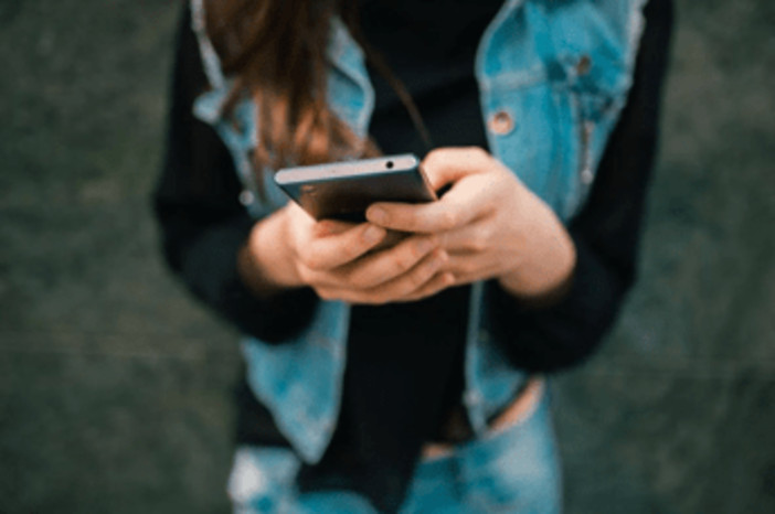 Social vietati agli under 15, la svolta della Grecia: "Serve una maggiore età digitale in Ue"