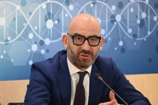 Vaccini, Bassetti chiede di rinviare l'apertura delle scuole: "Coperture in Sicilia basse"