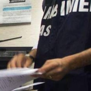 Insetti e vermi in alimenti per bambini, sequestri e una denuncia a Napoli Insetti e vermi in alimenti per bambini, sequestri e una denuncia a Napoli