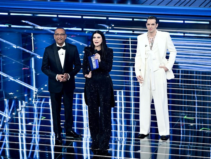 A Sanremo Nuove Proposte e Big. Show di Lillo, Lauro ricorda le vittime di Crans-Montana. Nella top 5 Paradiso, Lda e Aka 7even, Nayt, Fedez-Masini, Ermal Meta