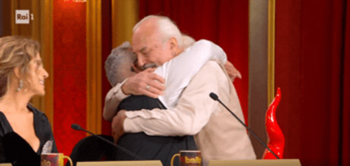 Eugenio Finardi si commuove a Ballando, l'abbraccio con Mariotto: "Per me ha vinto"