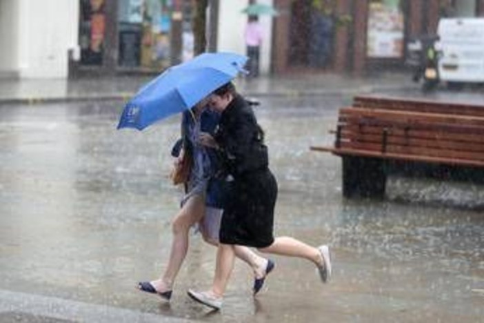 Meteo, Italia divisa a metà: forti temporali al Nord, soleggiato al Centro-Sud Meteo, Italia divisa a metà: forti temporali al Nord, soleggiato al Centro-Sud