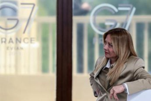 G7, Meloni in tailleur e cravatta scherza con i leader: "Consideratemi una 'fighter'" G7, Meloni in tailleur e cravatta scherza con i leader: "Consideratemi una 'fighter'"