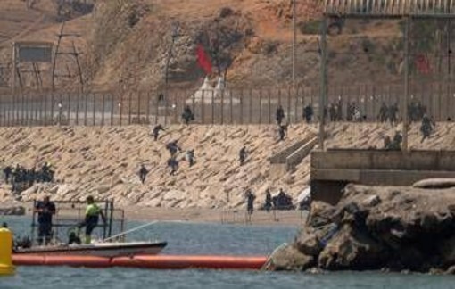 Marocco, tensione al confine: decine di migranti fermati vicino Ceuta Marocco, tensione al confine: decine di migranti fermati vicino Ceuta