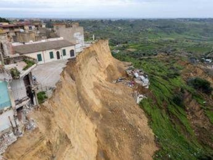 Frana Niscemi, sindaco agli abitanti: "Rispettate i divieti di accesso nella zona rossa"