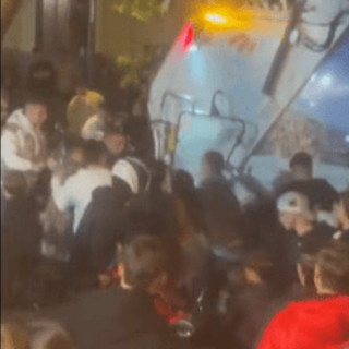 Napoli, 50enne pestato da branco ragazzini e investito da camion rifiuti: rischia amputazione gamba - IL VIDEO Napoli, 50enne pestato da branco ragazzini e investito da camion rifiuti: rischia amputazione gamba - IL VIDEO