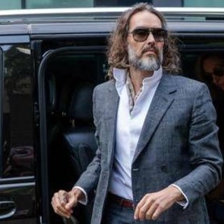 "Spietato e calcolatore con un insaziabile appetito sessuale": le durissime accuse in tribunale a Russell Brand