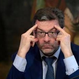 Manovra, scostamento da 28 miliardi. Giorgetti: "Serve un approccio più prudente"