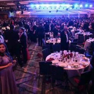 Trump in fuga per spari a Washington, un 'eroe' resta a tavola