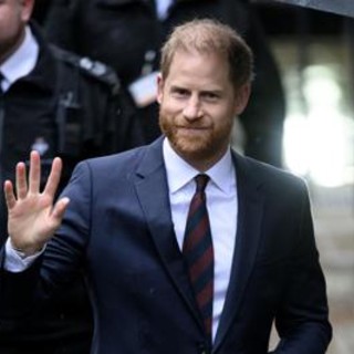 Harry torna a Londra senza Meghan e i figli: la decisione 'last minute'