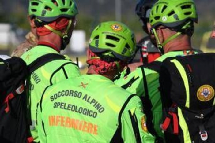 Urzulei, speleologo bloccato in una grotta dopo una frana: soccorsi in azione Urzulei, speleologo bloccato in una grotta dopo una frana: soccorsi in azione