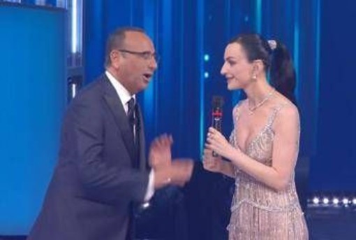 Arisa offre tranquillanti a Carlo Conti... ma è FantaSanremo
