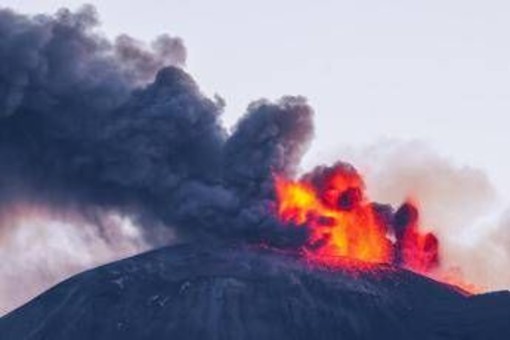 Eruzione Etna, Ingv: "Impossibile stimare quanto durerà" Eruzione Etna, Ingv: "Impossibile stimare quanto durerà"
