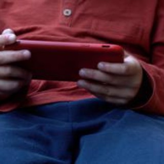 Social media, rischio uso eccessivo in estate per bambini: le raccomandazioni ai genitori